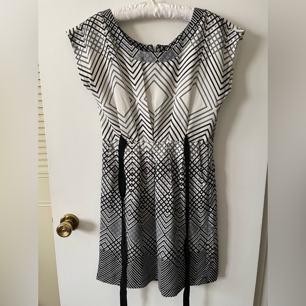 Vanity black geometric print dress